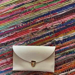 🌟FREE W/ PURCHASE🌟 EUC Cream Purse
